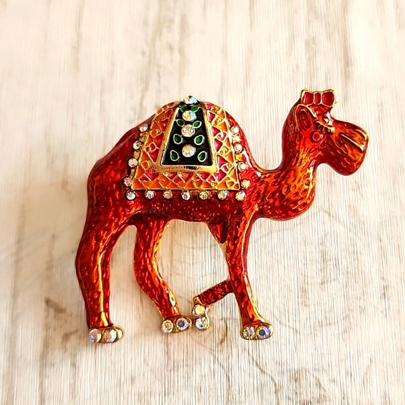 CAMEL  Brooch Fun With simulated Diamonds  Sparkle and Bow on her head - Picture 1 of 3